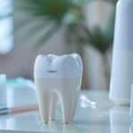 Image summarizing dental crown care, highlighting hygiene, diet, symptoms, and preventive treatments.